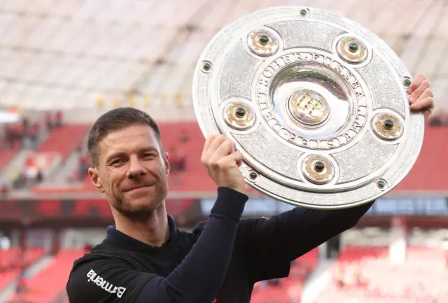 Xabi Alonso lists the Bundesliga trophy