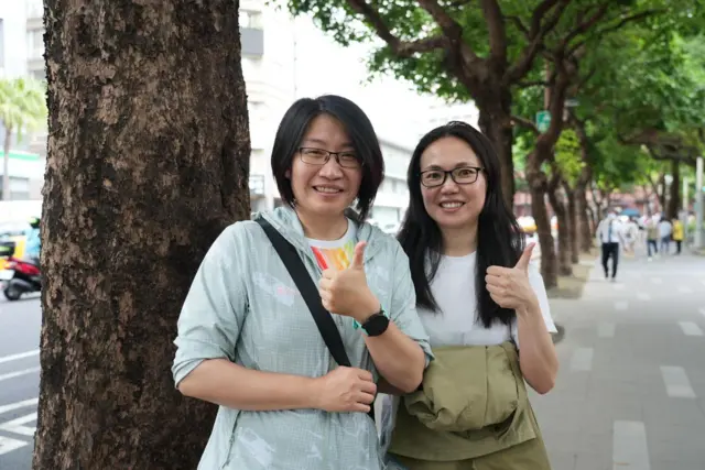 Hsu Wei-chuan (L) and her friend in Taipei