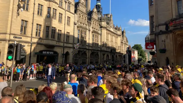 Crowds of Oxford United fans in central Oxford