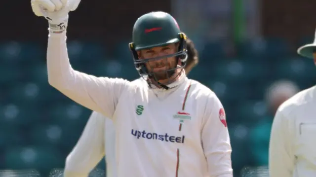 Peter Handscomb puts his hand up