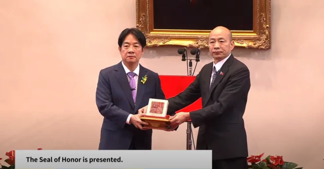 Han Kuo-yu (right) presents an honour seal to William Lai