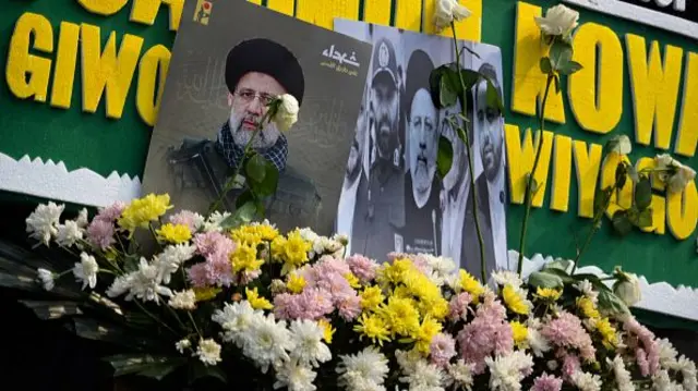 Some Iranians laid flowers by the pictures of their late president