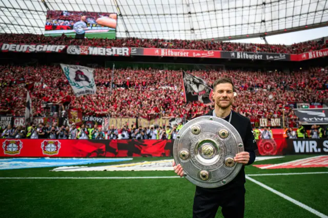 Alonso lifts the Bundesliga trophy