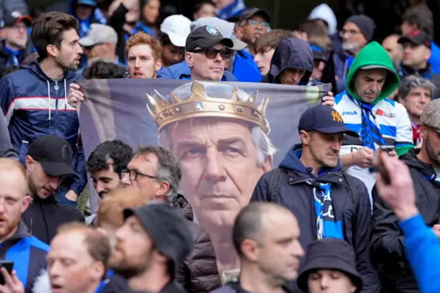 A flag of Gasperini with a crown in the Atalanta end