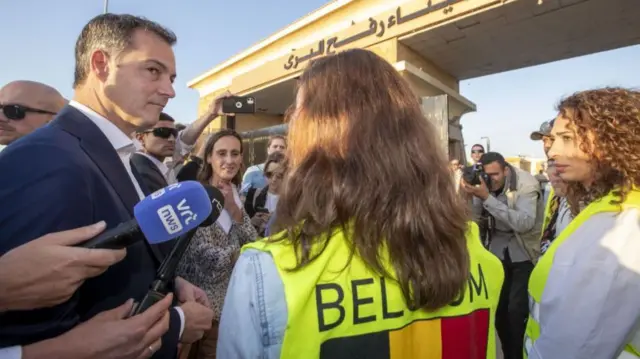 Statsminister Alexander De Croo snakker med belgiske sosialarbeidere for å støtte belgiske borgere som krysser grensen under et besøk i byen Rafah på den sørlige Gaza-stripen i delstaten Palestina, fredag ​​24. november 2023