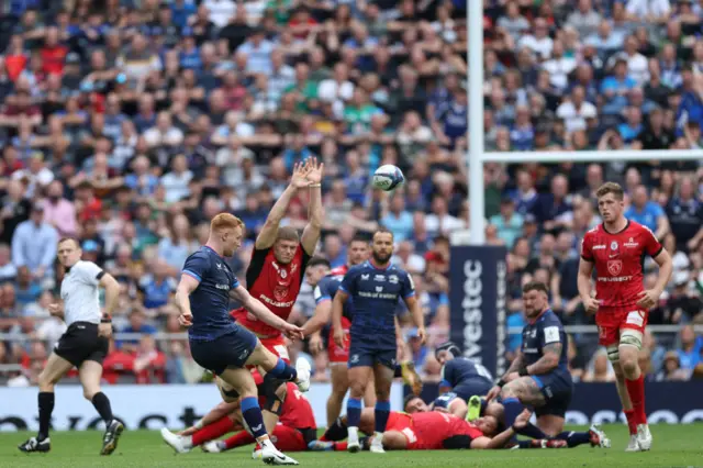 Ciaran Frawley misses with this late drop-goal attempt