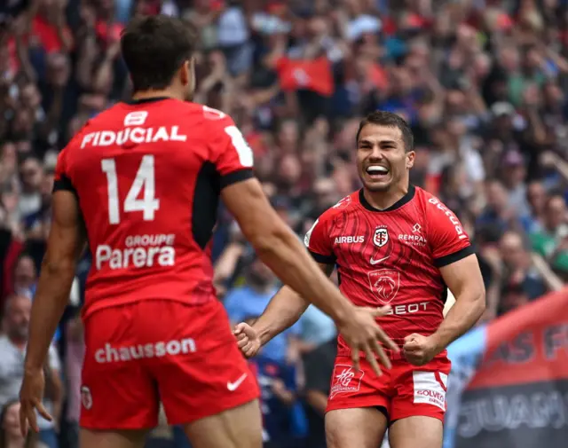 Antoine Dupont celebrates with his Toulouse team-mate Juan Cruz Mallía