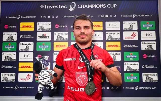 Antoine Dupont with his award