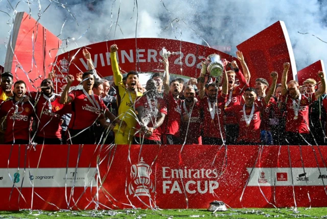 Manchester United players with the trophy