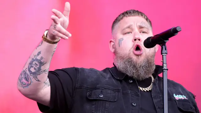 Rag'n'Bone Man during the BBC Radio1 Big Weekend at Stockwood Park, Luto