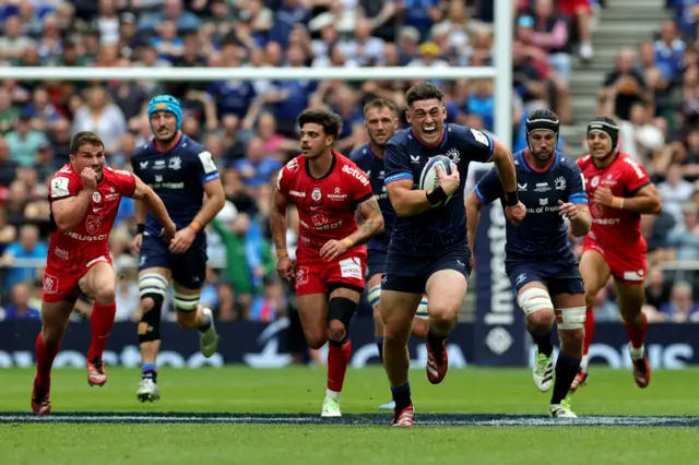 Dan Sheehan runs with the ball