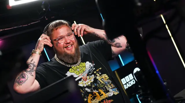 Rag’n’ Bone Man joins Jack Saunders on BBC Radio 1 on Tue 21 May 2024.