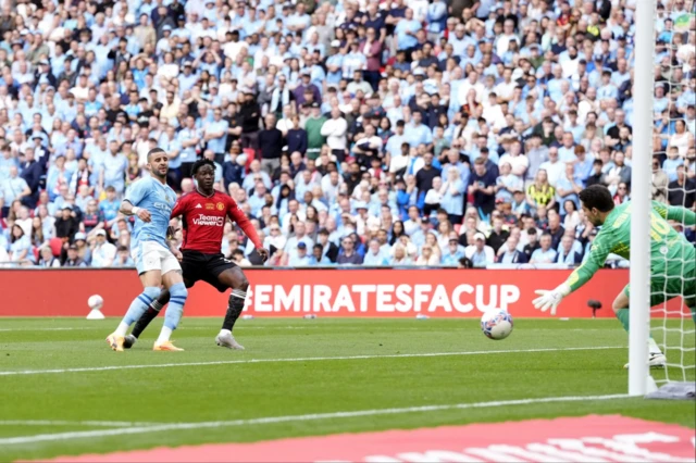 Kobbie Mainoo scores for Manchester United