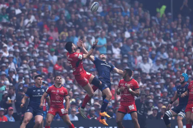 Blair Kinghorn and Leinster's Jordan Larmour compete for a high ball