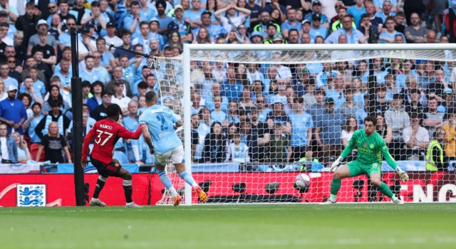 Kobbie Mainoo scores for Manchester United