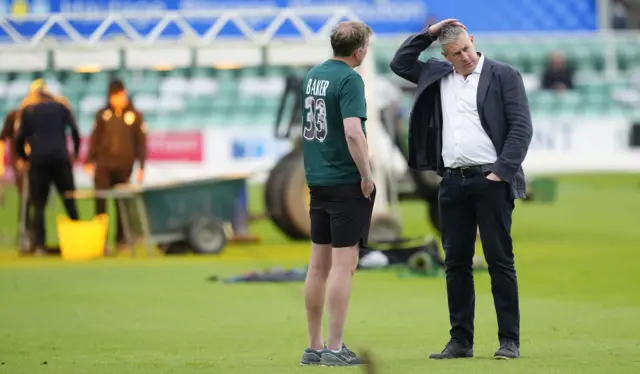 Worcestershire coach Alan Richardson talks to chief executive Ashley Giles