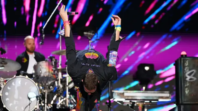 Chris Martin bows during Coldplay's set