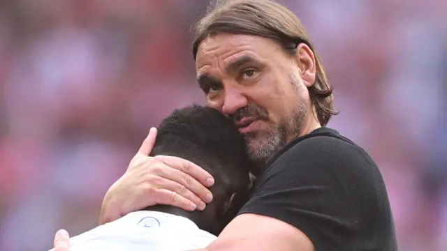 Daniel Farke hugs player