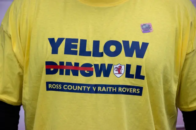 Raith Rovers fan shows off his t-shirt