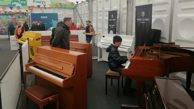 Plentyn yn chwarae'r piano