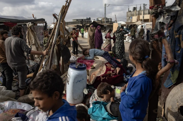 Palestinians prepare to leave areas of Rafah