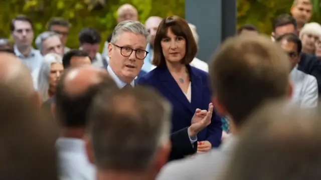 Keir Starmer and Rachel Reeves speaking to a group of people