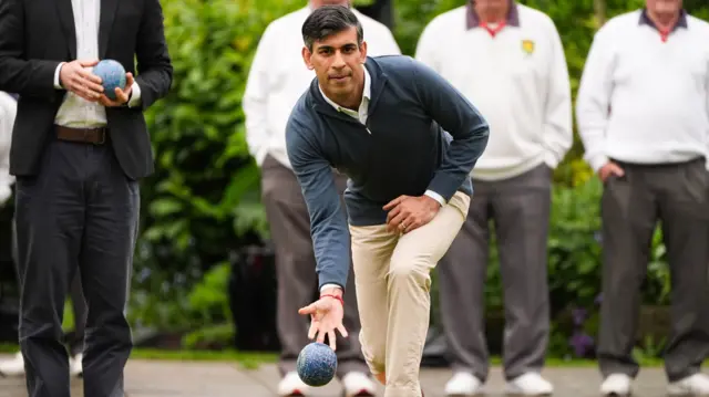 Sunak playing bowls