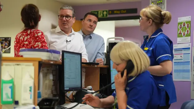 Sir Keir Starmer and shadow health secretary Wes Streeting talk to nurses