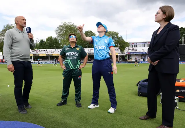 Heather Knight and Nida Dar at the toss