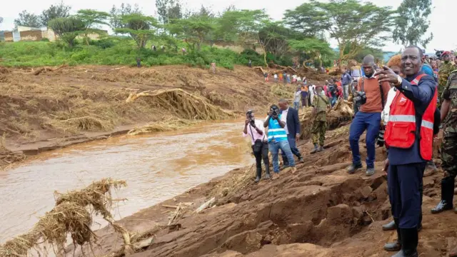 Kenya's President William Ruto visits the scene of a search and rescue after heavy flash floods wiped out several homes following heavy rains in Kamuchiri Village of Mai Mahiu, Nakuru County, Kenya April 30, 2024