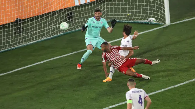 Ayoub El Kaabi scores the winning goal for Olympiakos against Fiorentina in the 2024 Europa Conference League final
