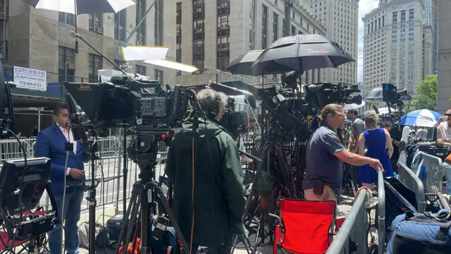 Photo of dozens of news cameras outside court