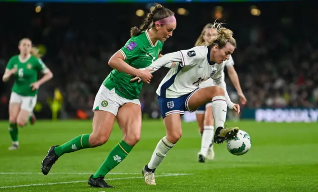 Lauren Hemp playing for England against the Republic of Ireland