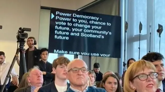 An autocue among the crowds