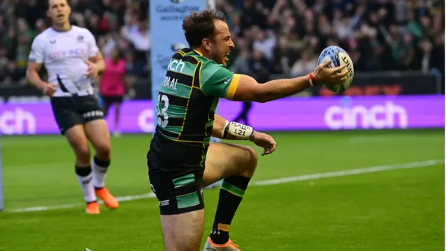 Burger Odendaal celebrates his try