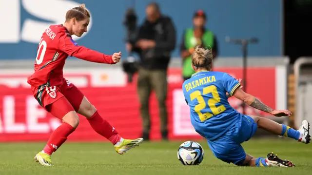 Jess Fishlock shoots