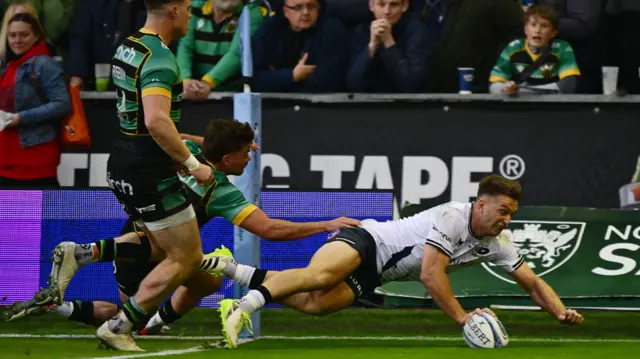 Alex Lewington dives over to score a try