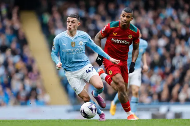 Phil Foden of Manchester City and Mario Lemina of Wolverhampton Wanderers during the Premier League match between Manchester City and Wolverhampton Wanderers