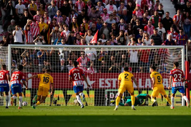 Robert Lewandowski scores a penalty