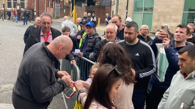 Stuart Bingham signing autographs