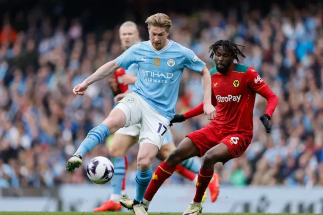 Kevin De Bruyne of Manchester City and Boubacar Traore of Wolverhampton Wanderers during the Premier League match between Manchester City and Wolverhampton Wanderers