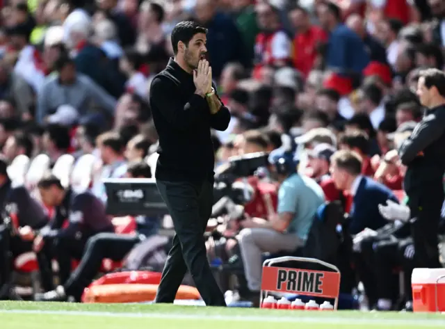 Mikel Arteta reacts