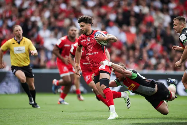 Romain Ntamack attacks