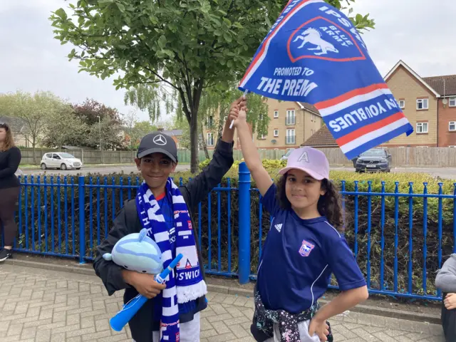 Cassius and Ariana are waiting to catch a glimpse of the Ipswich team