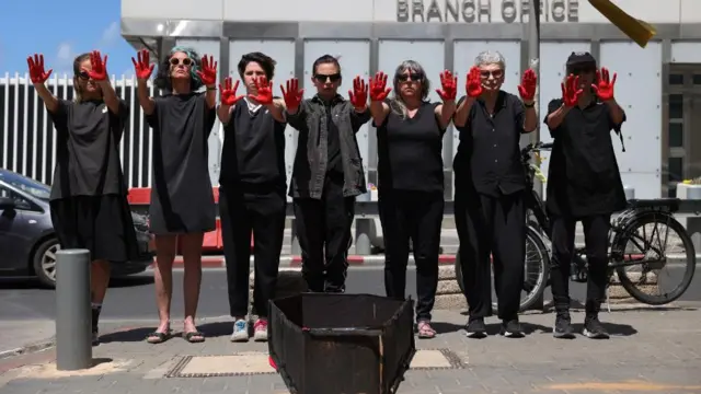 Protesters outside Tel Aviv US embassy