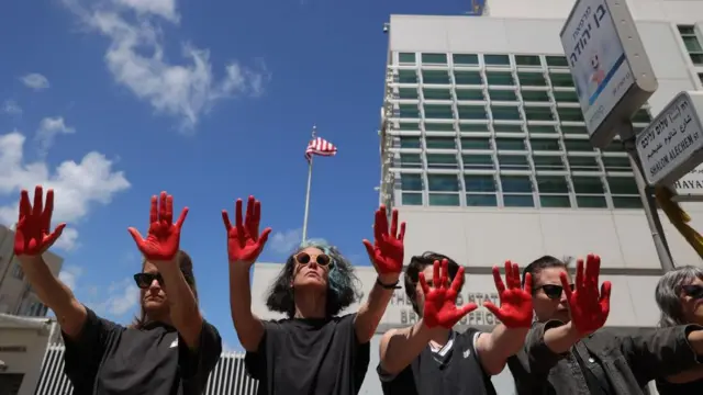 Protesters outside Tel Aviv US embassy