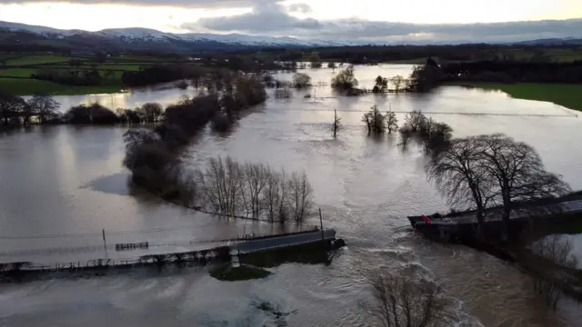 Dymchwelodd Pont Llannerch yn ystod Storm Christoph ddiwedd Ionawr 2021