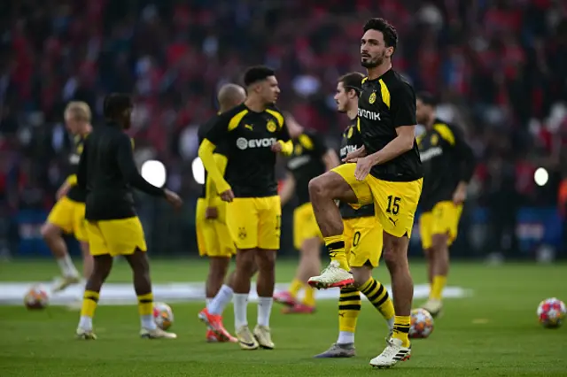 5 Mats Hummels (R) warms up