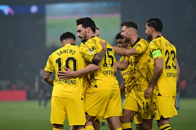 Mats Hummels (2L) is congratulated by Dortmund's English midfielder #10 Jadon Sancho