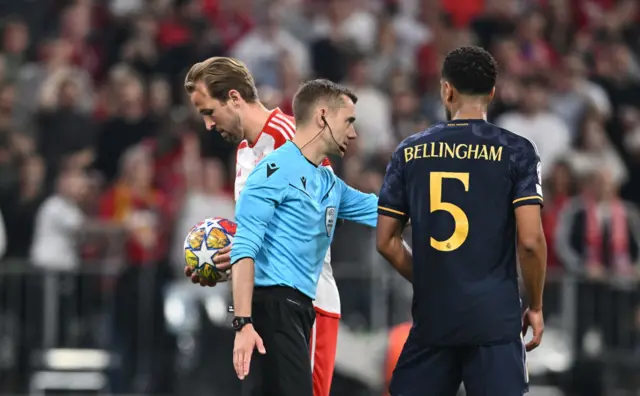 Bellingham tries to talk to Kane before the Bayern penalty